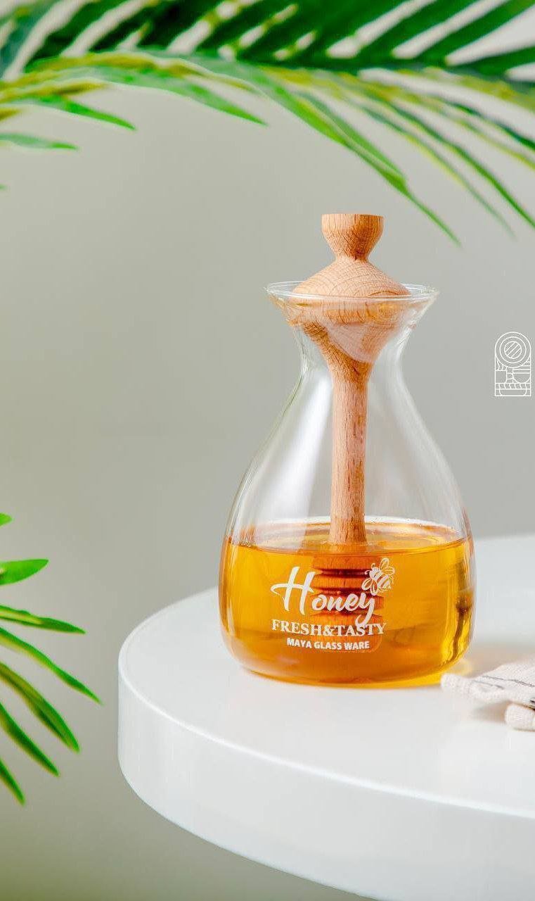 ظرف عسل شیشه ای در چوب