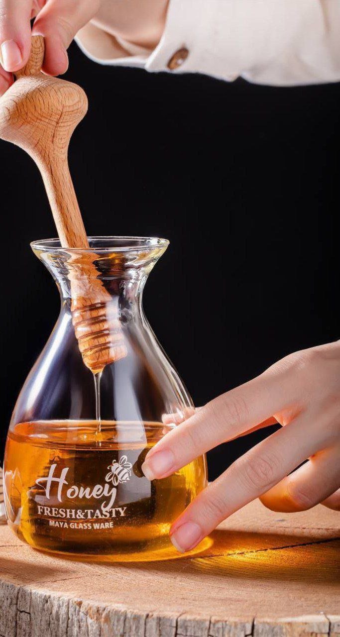 ظرف عسل شیشه ای در چوب
