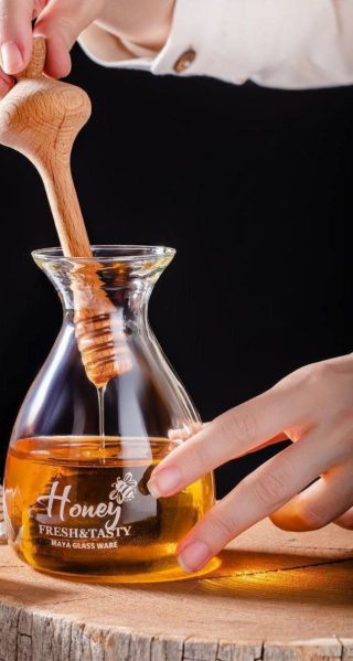 ظرف عسل شیشه ای در چوب